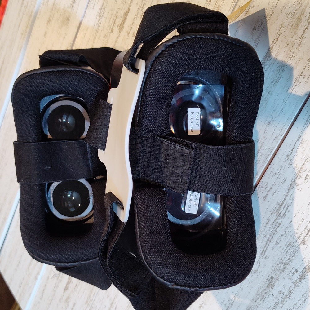VR HEADSET - Picture 2 of 4